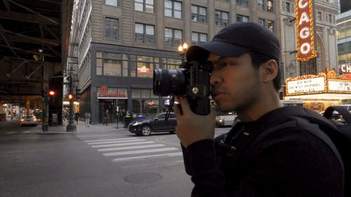 从事城市摄影的年轻摄影师 · 免费素材视频