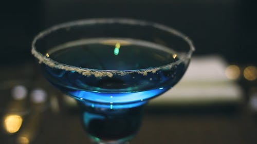 水晶鸡尾酒杯上的蓝色酒精饮料 · 免费素材视频