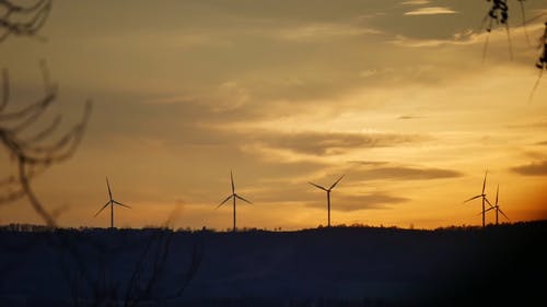 风力涡轮机在日落时的视图 · 免费素材视频
