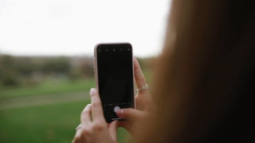 一个女人用她的手机相机拍照 · 免费素材视频
