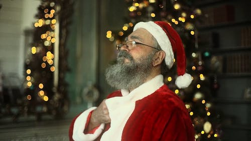 一个穿着圣诞老人服装的人感觉不错 · 免费素材视频
