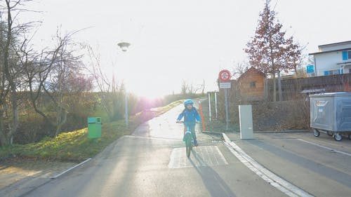 一个男孩骑着一辆蓝色山地自行车 · 免费素材视频