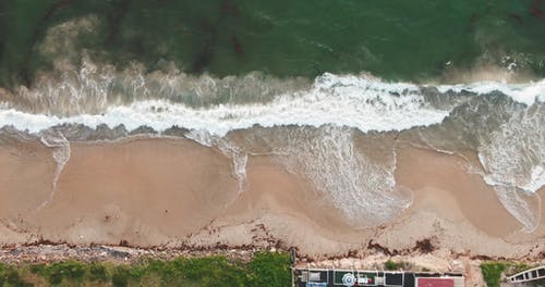 强烈的海浪撞击海边 · 免费素材视频