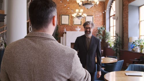有关两名男子, 咖啡店, 商务礼仪的免费素材视频