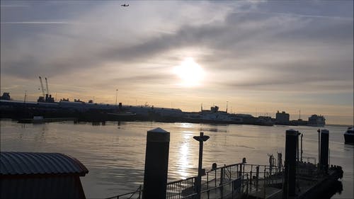 一艘游艇停靠在海上日落 · 免费素材视频