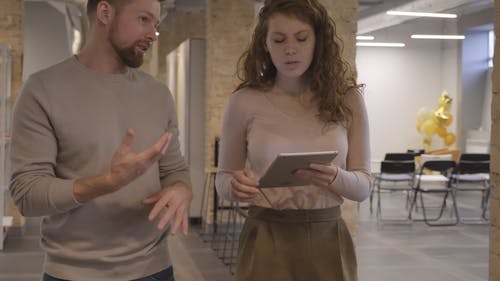 一个男人和女人在工作中分享想法 · 免费素材视频
