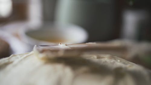 使用木铲糖衣浇上烤好的蛋糕 · 免费素材视频
