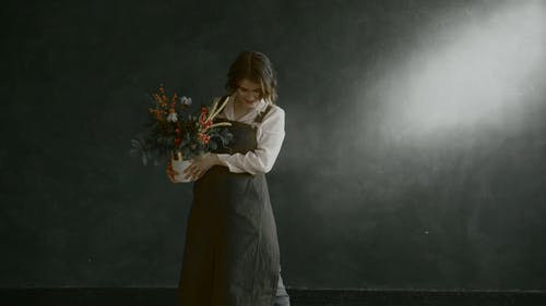 一个女人抱着一个花瓶的圣诞饰品 · 免费素材视频