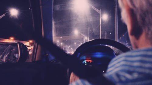 夜间行驶的道路上的驾驶员 · 免费素材视频