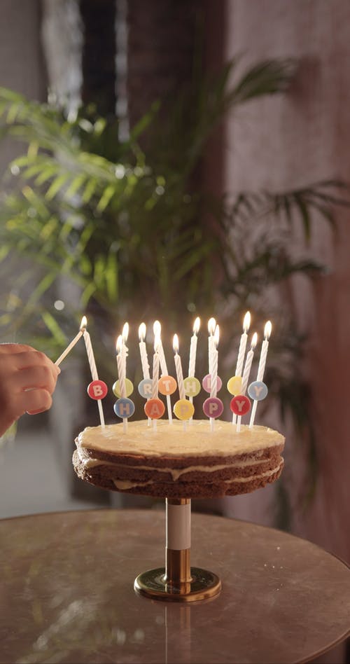 点燃生日蛋糕的蜡烛 · 免费素材视频