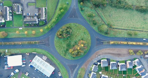 回旋处道路系统的鸟瞰图 · 免费素材视频