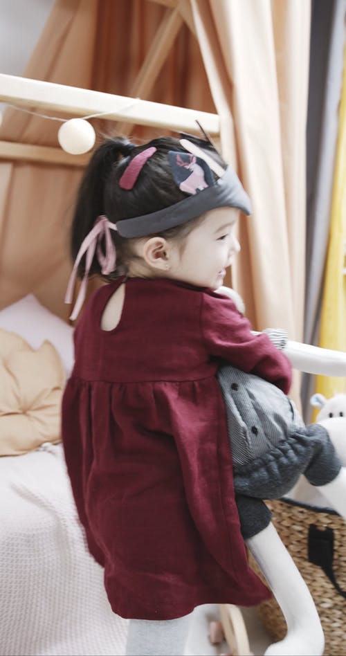 一个孩子抱着一个毛绒玩具 · 免费素材视频