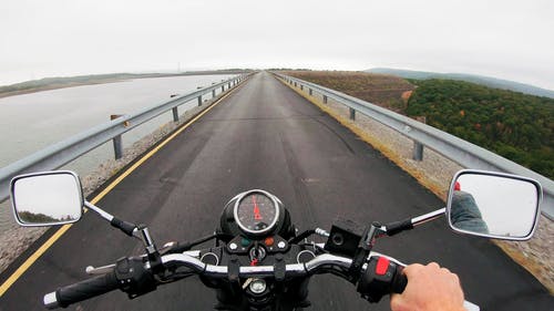 骑在公路上筑坝的摩托车骑士 · 免费素材视频
