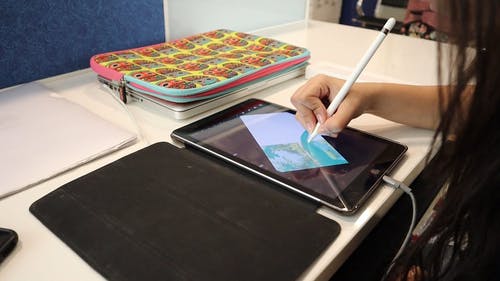 使用手写笔在电子智能记事本上绘画 · 免费素材视频