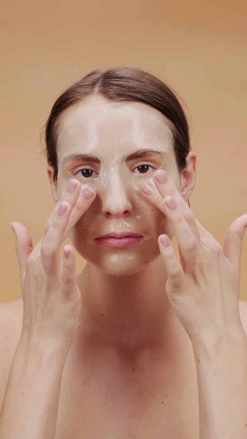 透明面膜的女人 · 免费素材视频