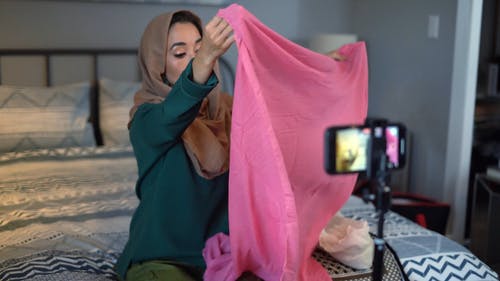 棕色头巾的女人做服装的产品视频博客 · 免费素材视频