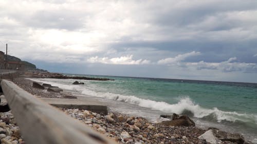 建造防波堤以保护海岸线免受海浪影响 · 免费素材视频