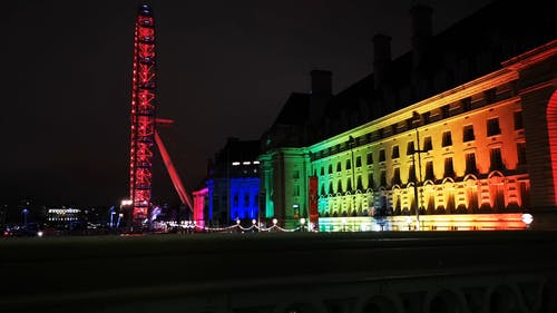 伦敦市政厅大楼前的灯光显示 · 免费素材视频