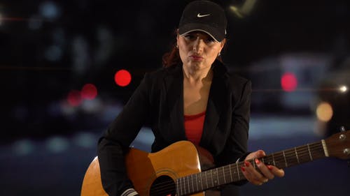 黑色西装外套弹吉他的女人 · 免费素材视频