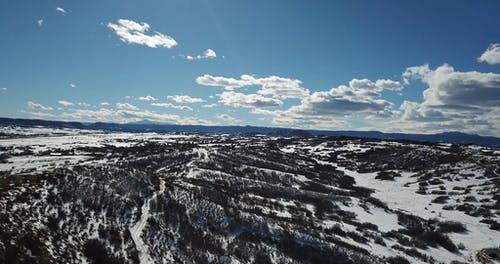 白雪皑皑的山的无人机画面 · 免费素材视频