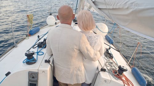 一对夫妇的背面，在海上帆船的热爱拥抱中 · 免费素材视频