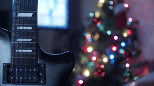 黑色电吉他展出 · 免费素材视频