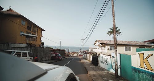 在一个居民区的街道上旅行镜头 · 免费素材视频