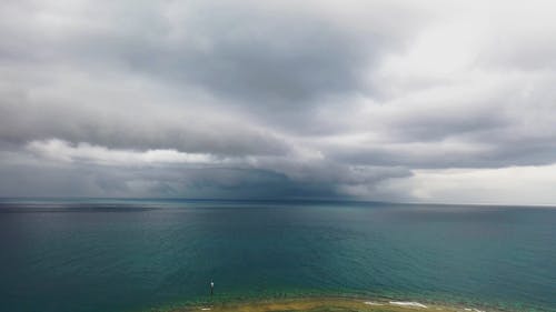 俯瞰大海的岛屿海岸的空中射击 · 免费素材视频