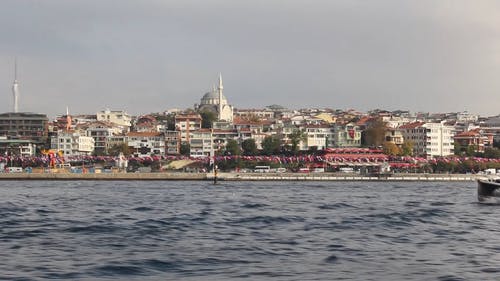 摩托艇穿越大海与城市风景 · 免费素材视频