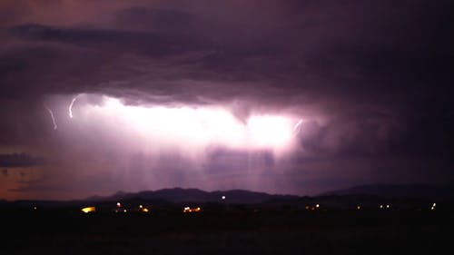 晚上从黑暗的天空中的雨和闪电 · 免费素材视频