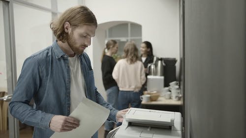 在办公室中使用复印机的人 · 免费素材视频