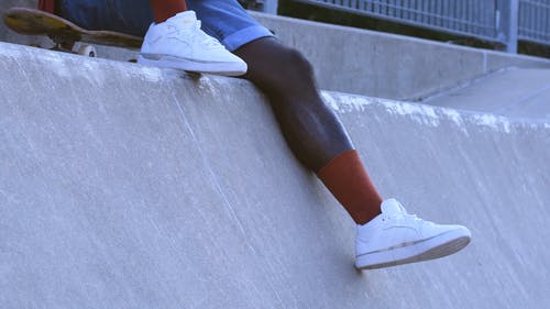 一个人坐在滑板公园混凝土坡道 · 免费素材视频