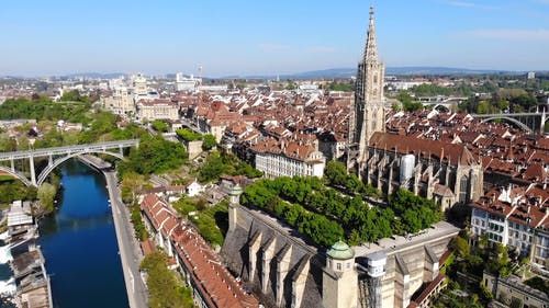 伯尔尼大教堂高耸在伯尔尼老城瑞士 · 免费素材视频