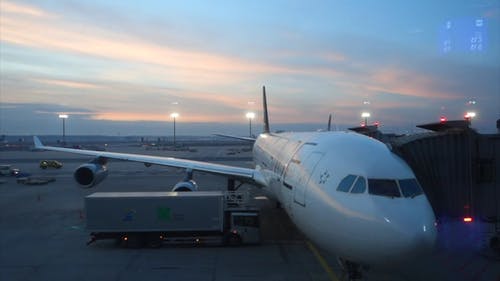 一架飞机装载在机场停机坪上 · 免费素材视频