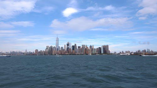 从海湾看到纽约市的景色 · 免费素材视频