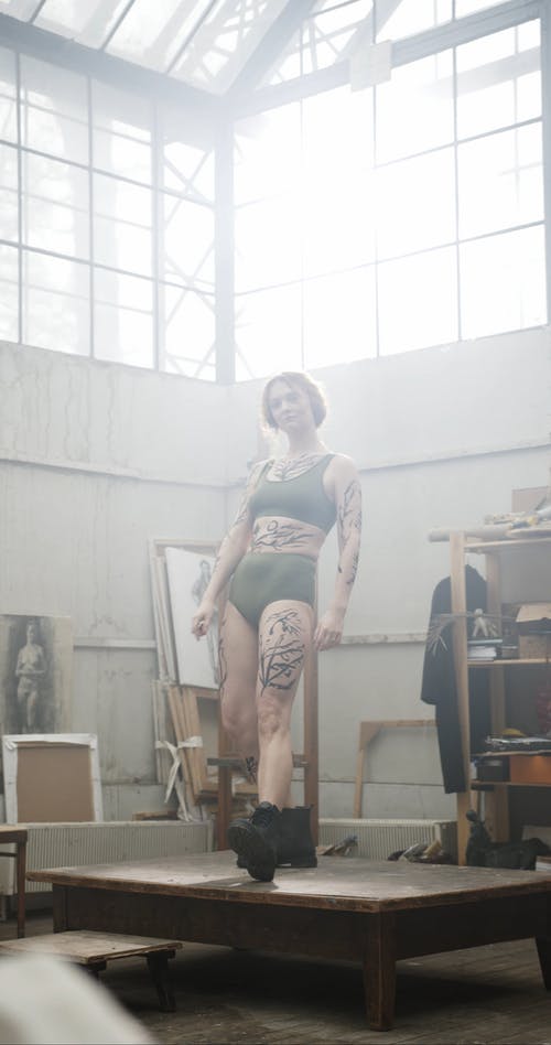 一个女人伸伸胳膊露出她所有的人体彩绘 · 免费素材视频
