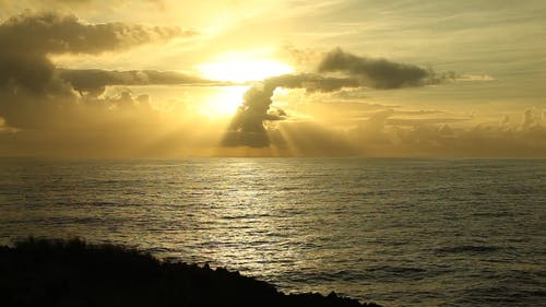 乌云覆盖早晨的阳光 · 免费素材视频
