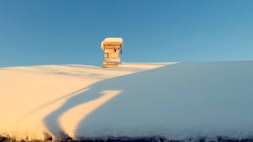 在时间流逝中覆盖着雪的屋顶的画面 · 免费素材视频