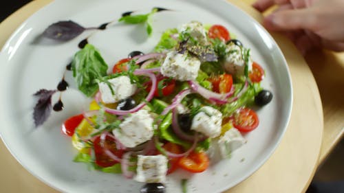 蔬菜沙拉配白奶酪一份 · 免费素材视频