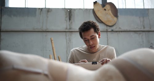一位男画家正在画一个躺在她身边的女人的素描 · 免费素材视频