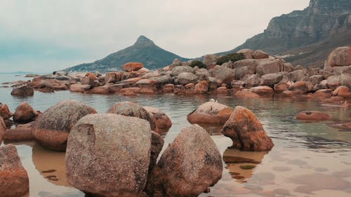 躺在海边，在南非开普敦的岩石巨石 · 免费素材视频