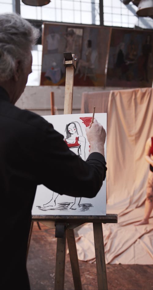 一位画家专注于绘画他的模型 · 免费素材视频
