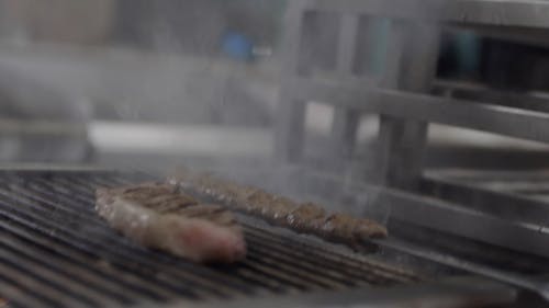 在木炭烤架上煮牛排和牛肉烤肉串 · 免费素材视频