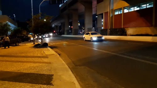 晚上在城市主要道路上行驶的汽车 · 免费素材视频