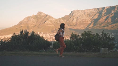 有关公路旅行, 女人走路, 山的免费素材视频