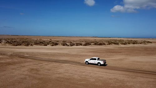 在沙漠中驾驶越野车 · 免费素材视频