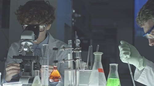 一个男人和一个女人在实验室工作 · 免费素材视频