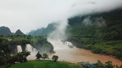 瀑布和山的无人机画面 · 免费素材视频