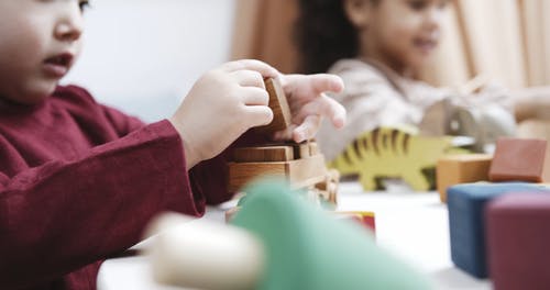 两个孩子玩木制玩具 · 免费素材视频