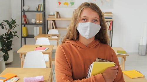 一名戴口罩的女学生在学校 · 免费素材视频
